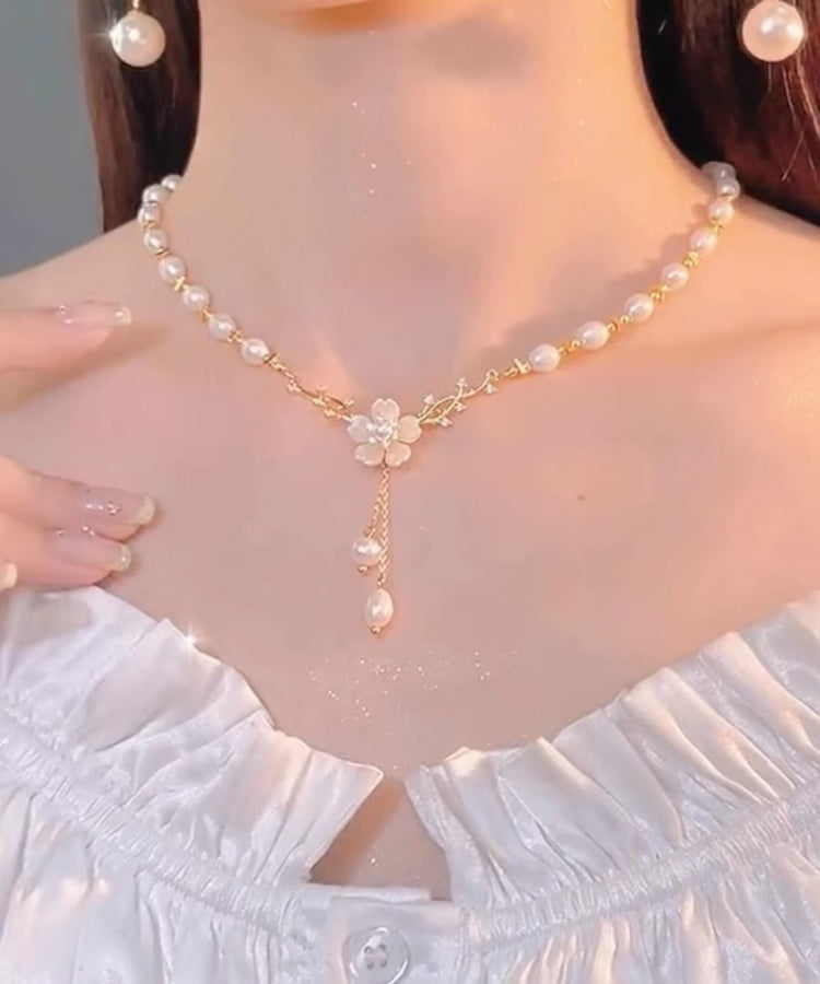 Elegante collar con colgante de borla floral en plata de ley blanca dorada