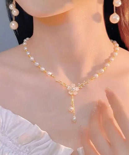 Elegante collar con colgante de borla floral en plata de ley blanca dorada