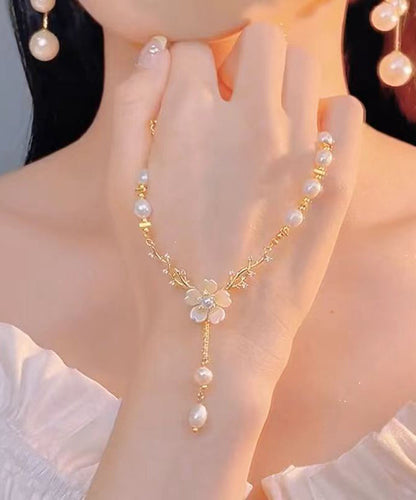 Elegante collar con colgante de borla floral en plata de ley blanca dorada