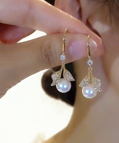 Elegantes pendientes colgantes de hoja de circonita y perla con incrustaciones de plata de ley blanca dorada