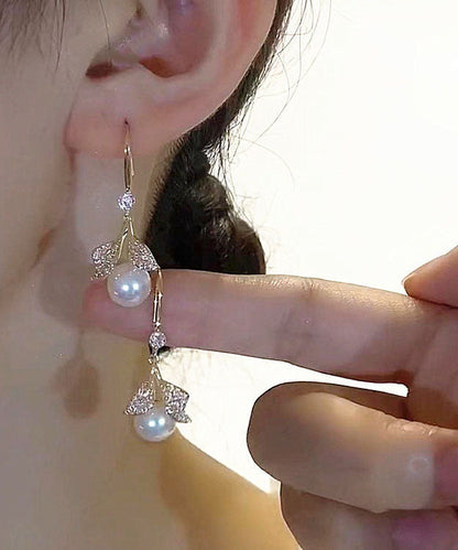 Elegantes pendientes colgantes de hoja de circonita y perla con incrustaciones de plata de ley blanca dorada
