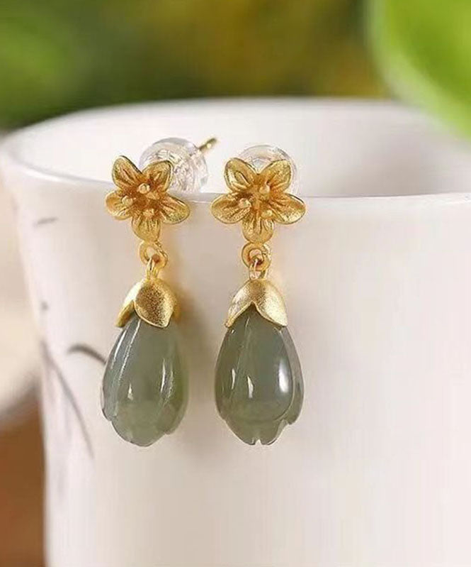 Elegantes pendientes colgantes de orquídea y jade dorado en plata de ley blanca