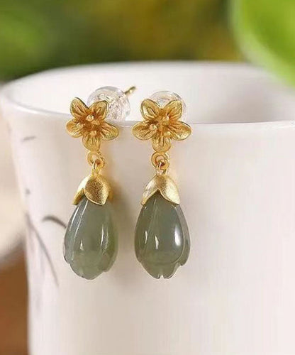 Elegantes pendientes colgantes de orquídea y jade dorado en plata de ley blanca