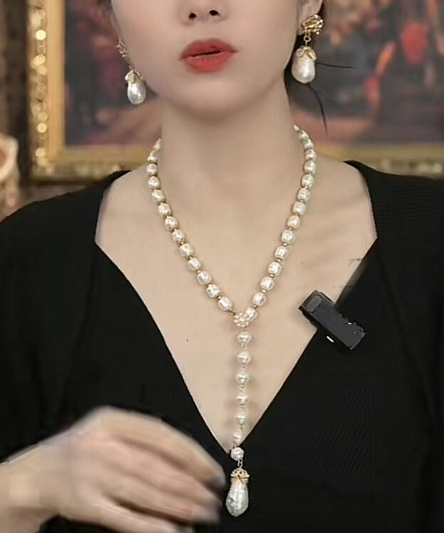 Elegante collar con colgante de suéter de perla dorada en plata de ley blanca