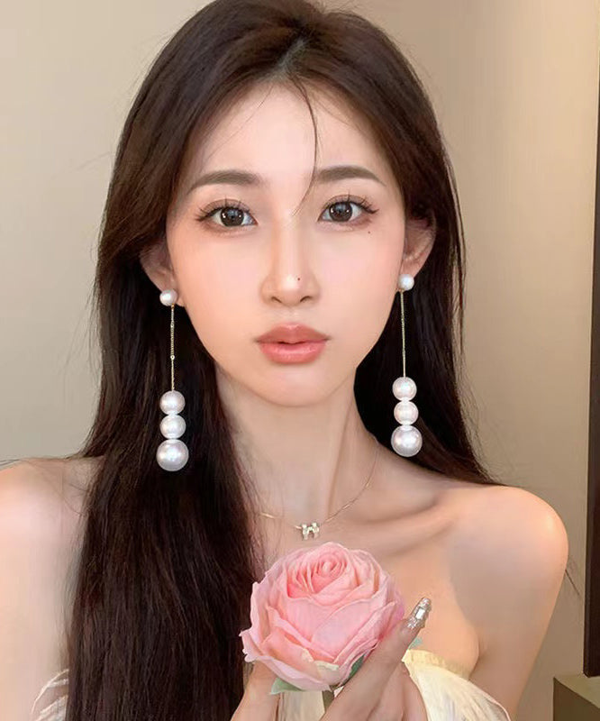 Elegantes pendientes colgantes con borlas de perlas doradas en plata de ley blanca