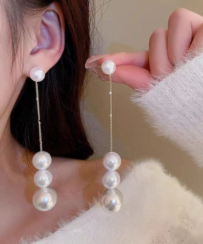Elegantes pendientes colgantes con borlas de perlas doradas en plata de ley blanca