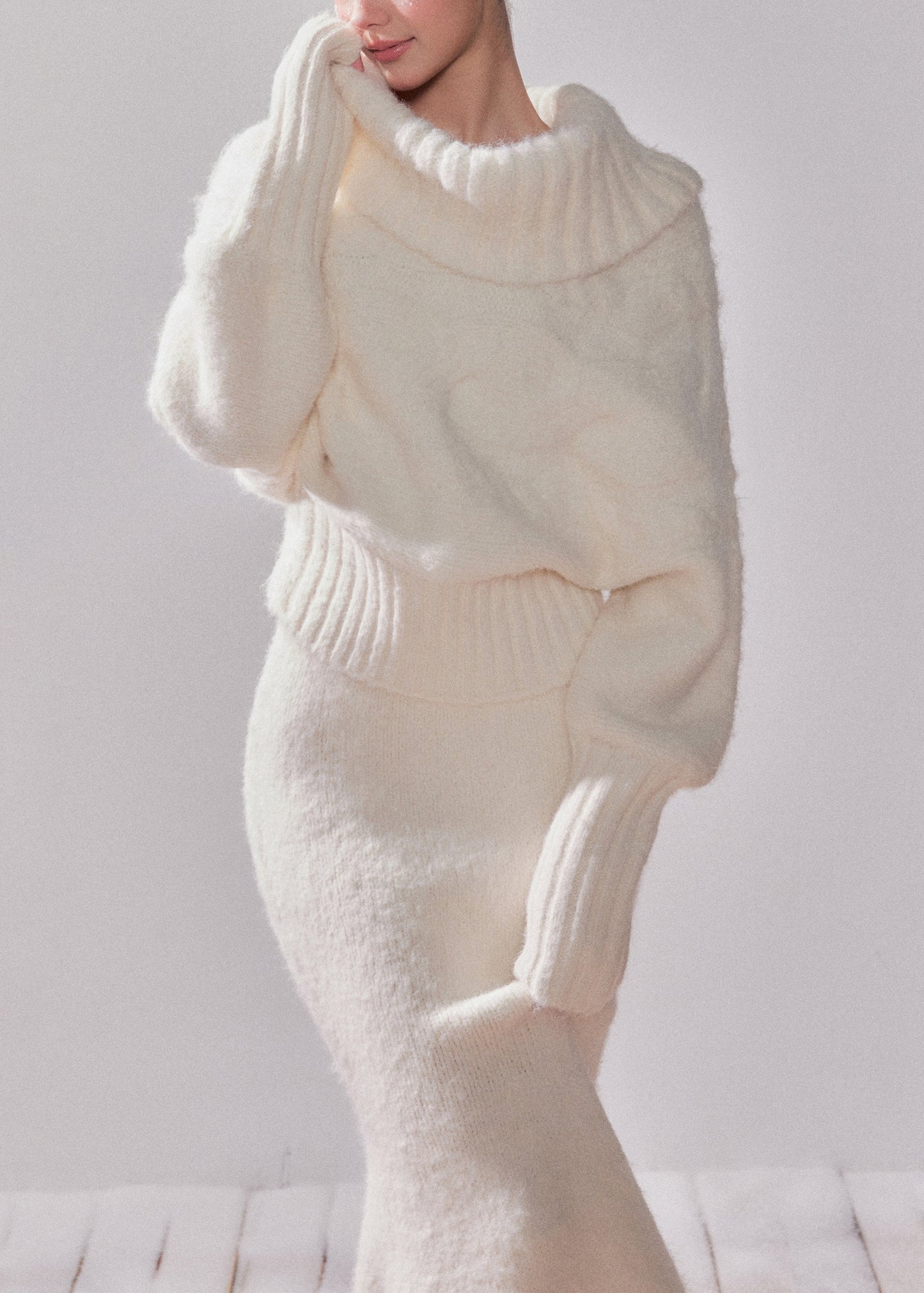 Elegante conjunto de dos piezas de jersey de punto de algodón con cuello alto blanco y vestido largo de patchwork para primavera