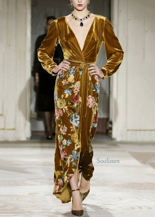 Elegante gelbe Maxikleider aus bedrucktem Samt mit V-Ausschnitt für den Frühling