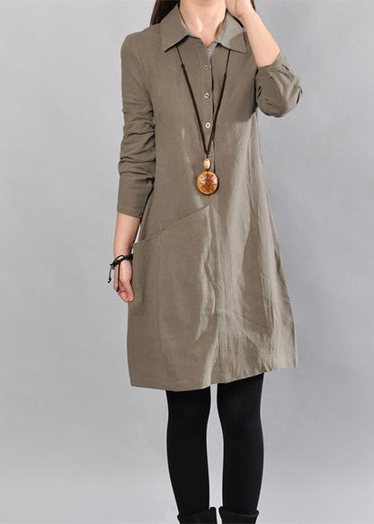 Elegantes knielanges Leinenkleid in Armeegrün. Locker sitzende Hemdkleider aus Baumwolle, Vintage, große Taschen, langärmelige Baumwollkleider