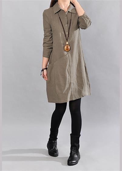 Elegantes knielanges Leinenkleid in Armeegrün. Locker sitzende Hemdkleider aus Baumwolle, Vintage, große Taschen, langärmelige Baumwollkleider