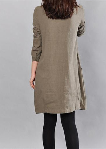 Elegantes knielanges Leinenkleid in Armeegrün. Locker sitzende Hemdkleider aus Baumwolle, Vintage, große Taschen, langärmelige Baumwollkleider