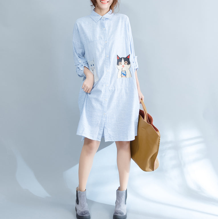 Elegantes blau gestreiftes Kniekleid aus Baumwolle Locker sitzendes Reisekleid feines Patchwork-Katzen-Print-Hemdkleid