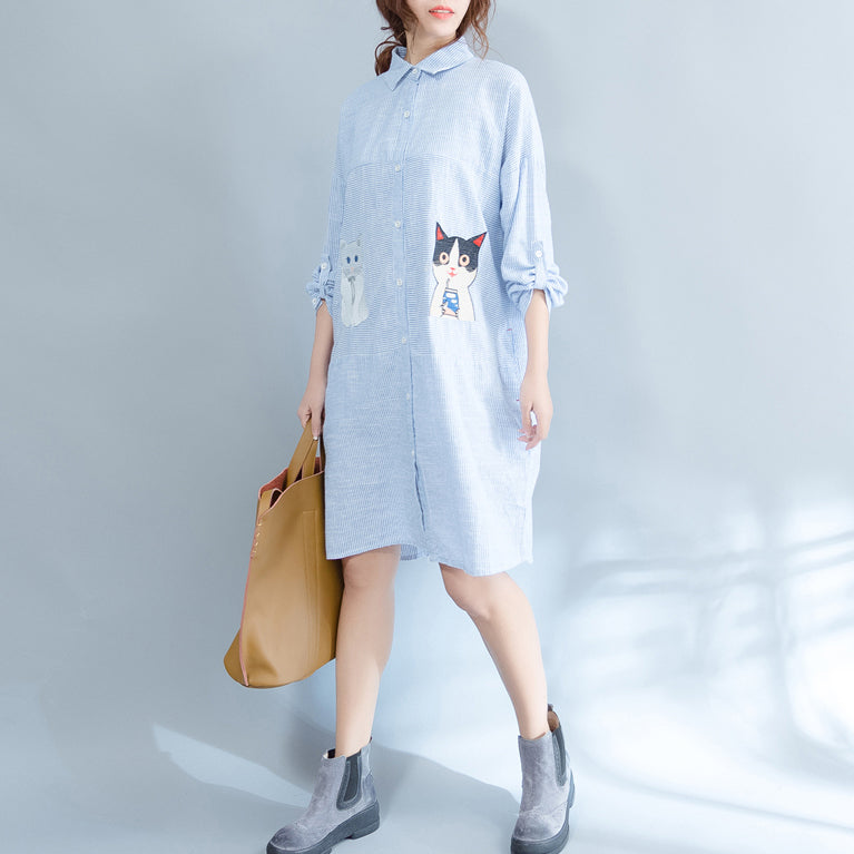 Elegantes blau gestreiftes Kniekleid aus Baumwolle Locker sitzendes Reisekleid feines Patchwork-Katzen-Print-Hemdkleid