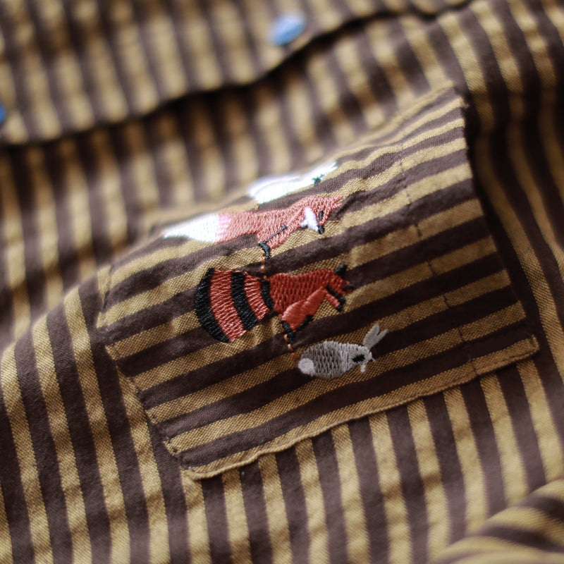 Elegantes khaki gestreiftes Leinen-Kniekleid in Übergröße, Leinen-Baumwollkleid mit Reverskragen, feines Low-High-Design, natürliches Leinenkleid