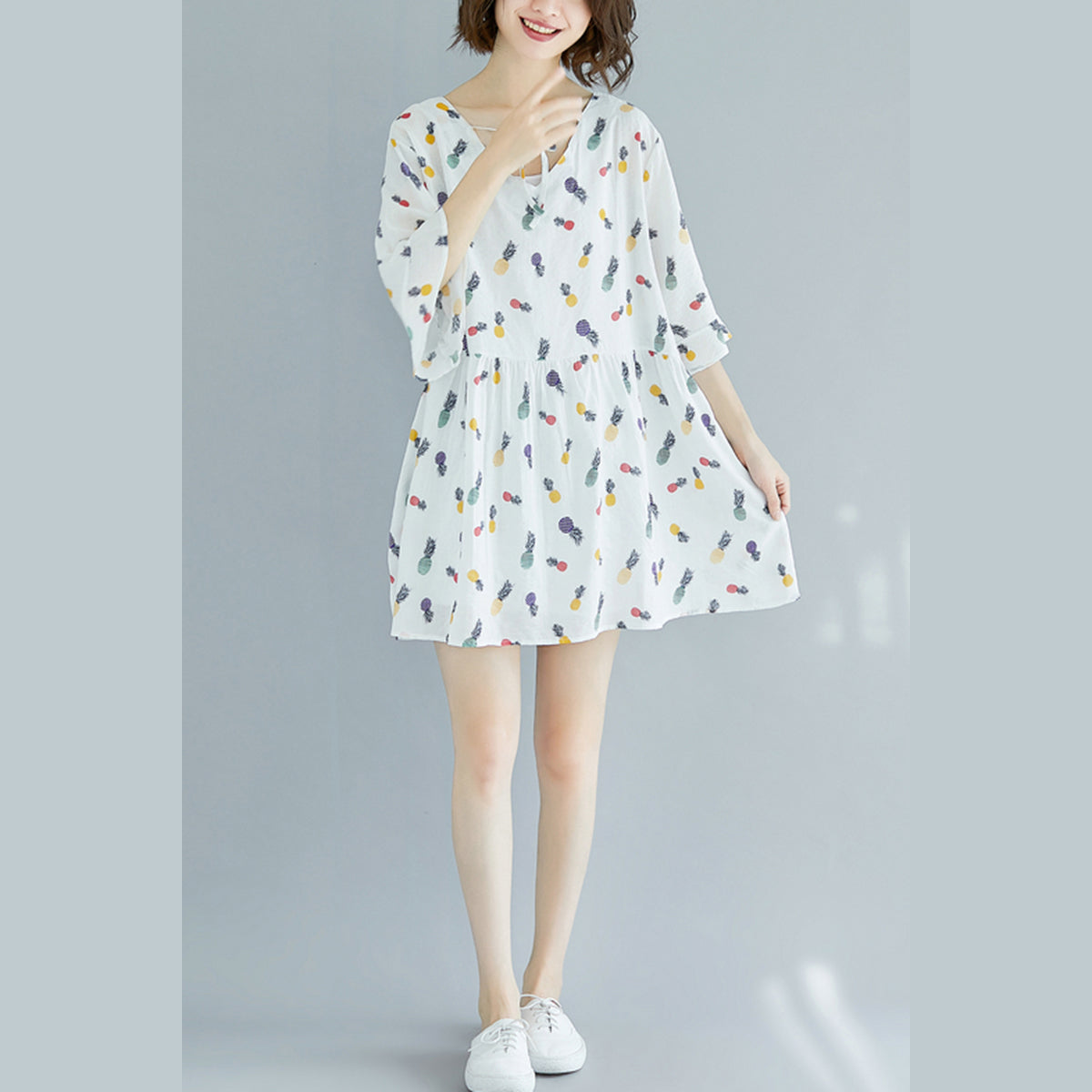 Elegante weiße Midi-Kleider aus Baumwolle, lässiges Kleid, feine Halbarm-Kleider mit Blumenmuster und V-Ausschnitt