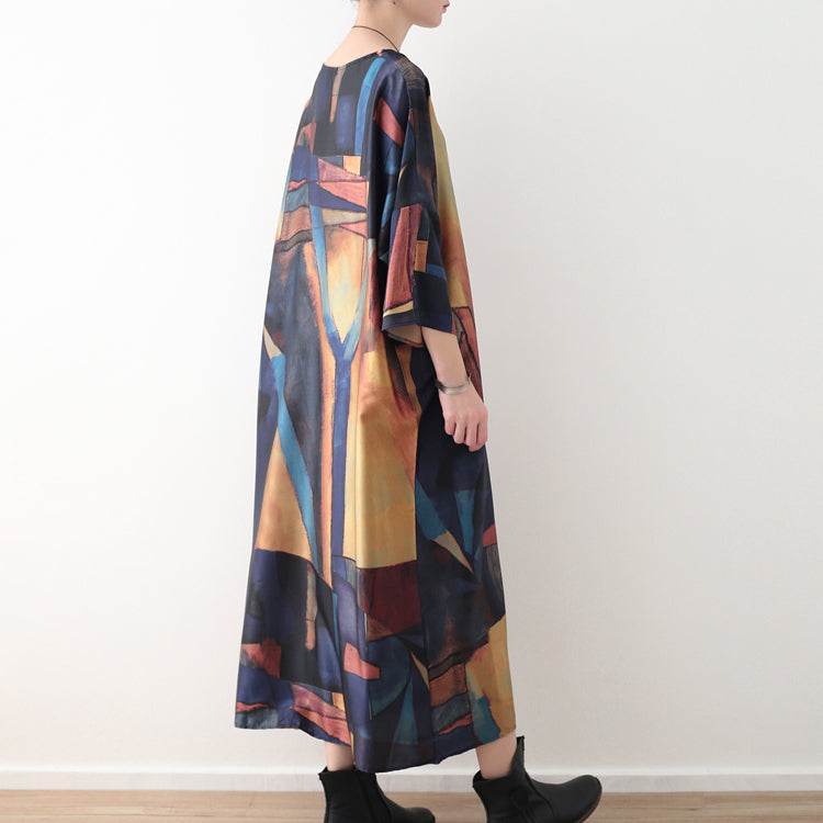 Elegantes Chiffon-Maxikleid mit gelb-blauen Drucken. Locker sitzendes Chiffon-Maxikleid mit O-Ausschnitt und halblangen Ärmeln für Damen