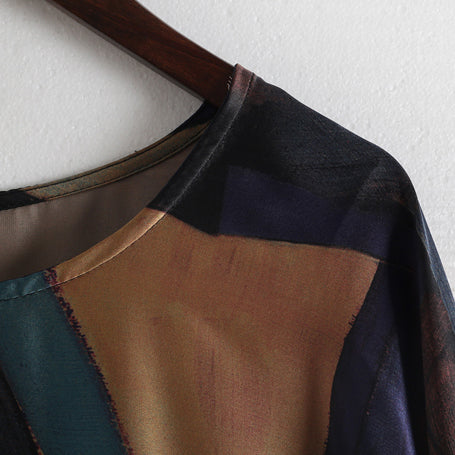 Elegantes Chiffon-Maxikleid mit gelb-blauen Drucken. Locker sitzendes Chiffon-Maxikleid mit O-Ausschnitt und halblangen Ärmeln für Damen