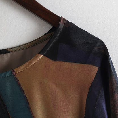 Elegantes Chiffon-Maxikleid mit gelb-blauen Drucken. Locker sitzendes Chiffon-Maxikleid mit O-Ausschnitt und halblangen Ärmeln für Damen