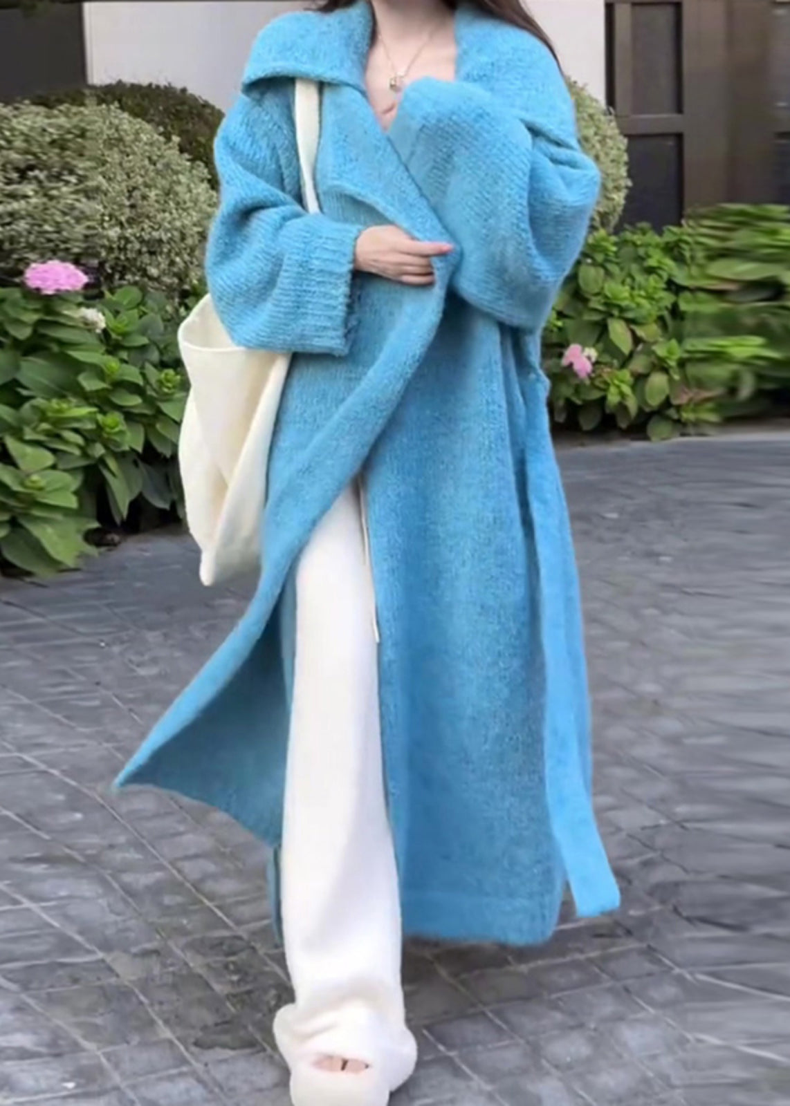 Elegante abrigo largo de punto azul con cuello Peter Pan y cintura anudada para otoño