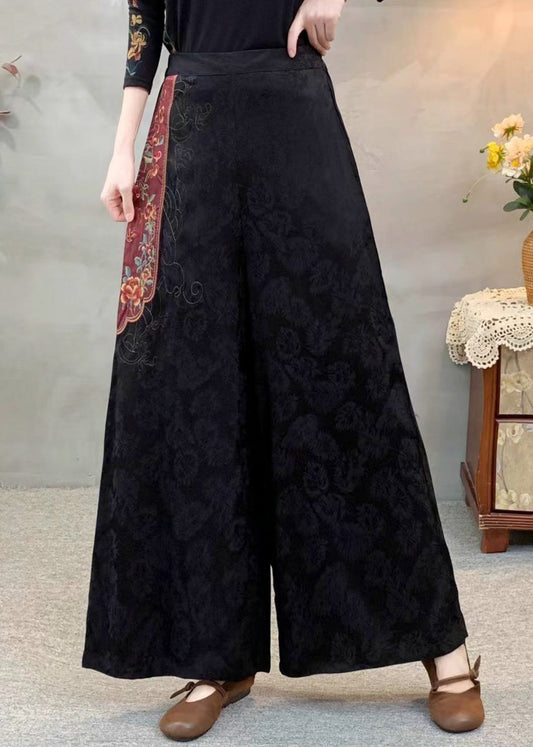 Schwarze Seidenhose im Ethno-Stil mit Stickereien und Patchwork-Muster für den Frühling