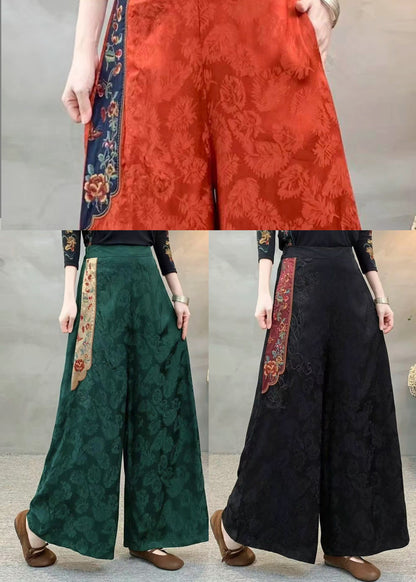 Schwarze Seidenhose im Ethno-Stil mit Stickereien und Patchwork-Muster für den Frühling