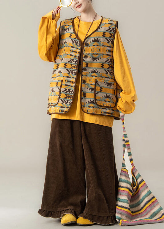 Dreiteiliges Outfit im Ethno-Stil: Jacquard-Weste und T-Shirt, weite Hose.