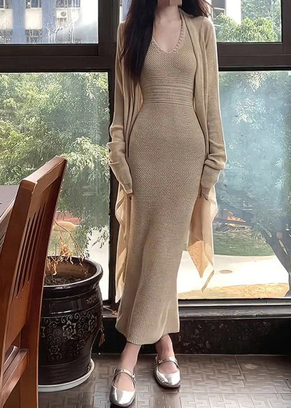 Modisches aprikosenfarbenes Set aus zweiteiliger Tunika, Strickjacke und langem Kleid mit Rundhalsausschnitt und Neckholder für den Herbst