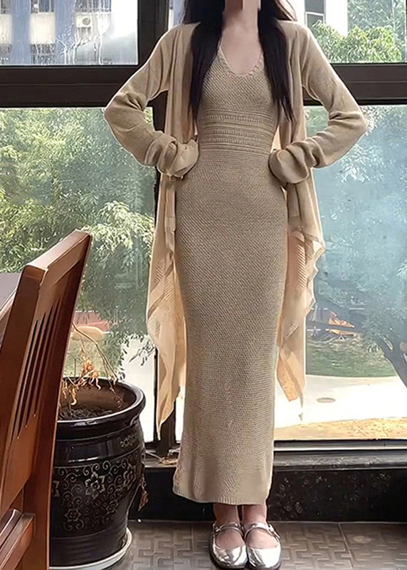 Modisches aprikosenfarbenes Set aus zweiteiliger Tunika, Strickjacke und langem Kleid mit Rundhalsausschnitt und Neckholder für den Herbst