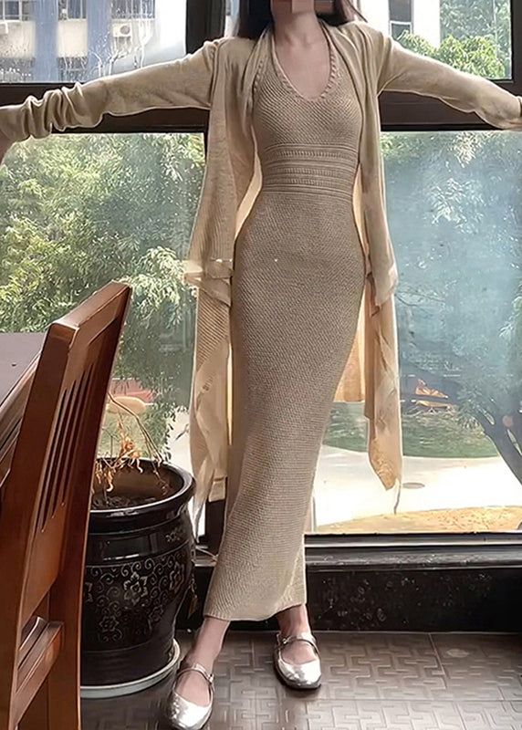 Modisches aprikosenfarbenes Set aus zweiteiliger Tunika, Strickjacke und langem Kleid mit Rundhalsausschnitt und Neckholder für den Herbst