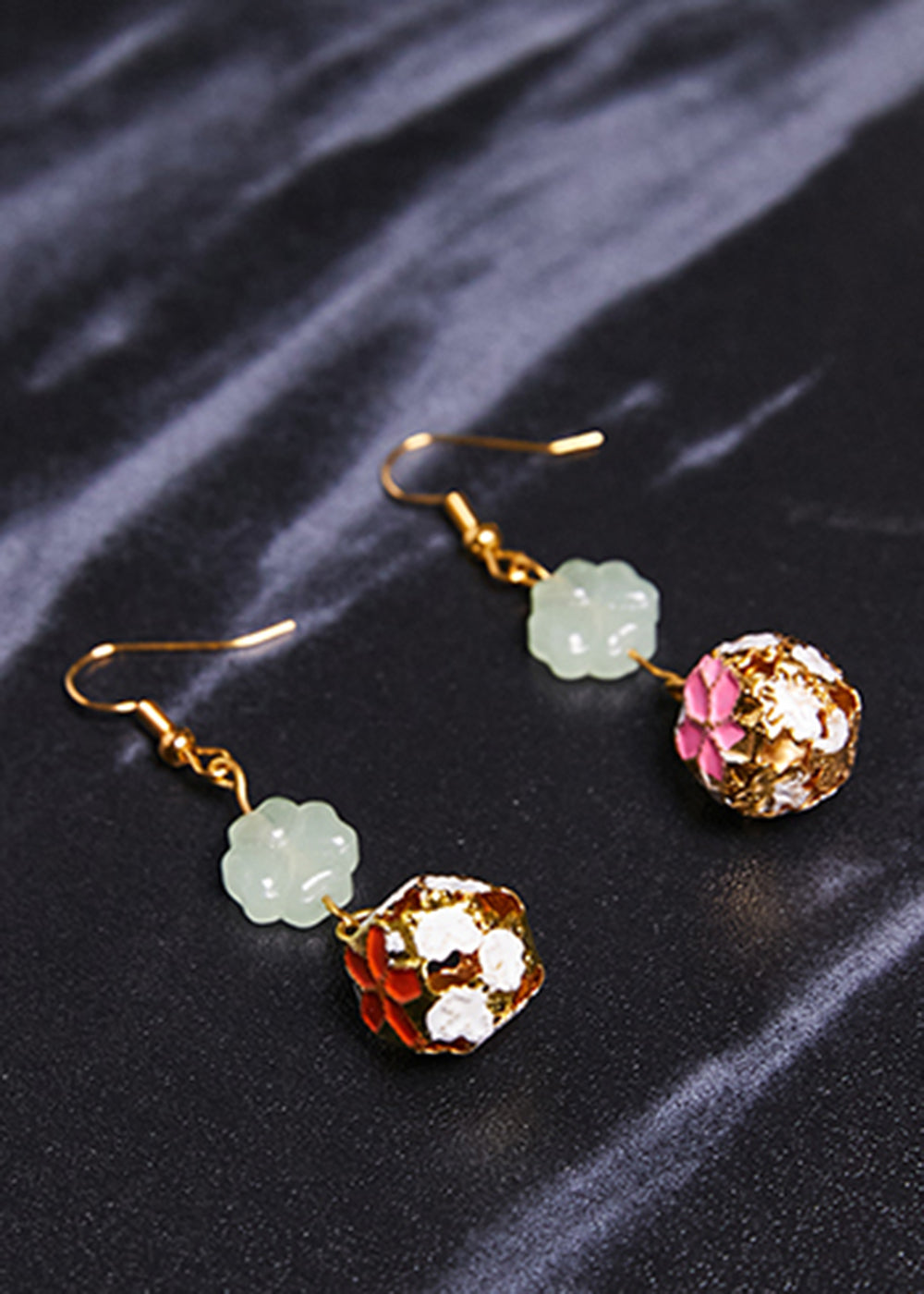 Pendientes colgantes circulares de oro de 14 quilates con diseño asimétrico de moda