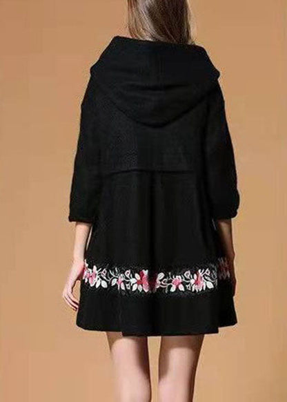 Modischer schwarzer bestickter Woll-Wintermantel mit Kapuze