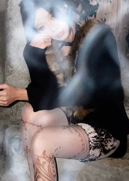 Modische schwarze Oversize-Jacke mit Patchwork-Muster und Kunstpelz-Detail, locker geschnitten, für den Winter