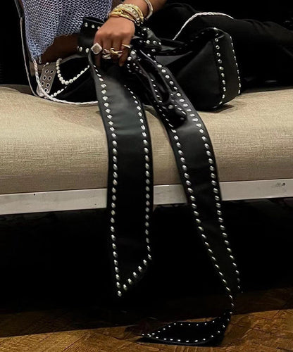 Bolso hobo de piel sintética con lazo y remaches negros de moda