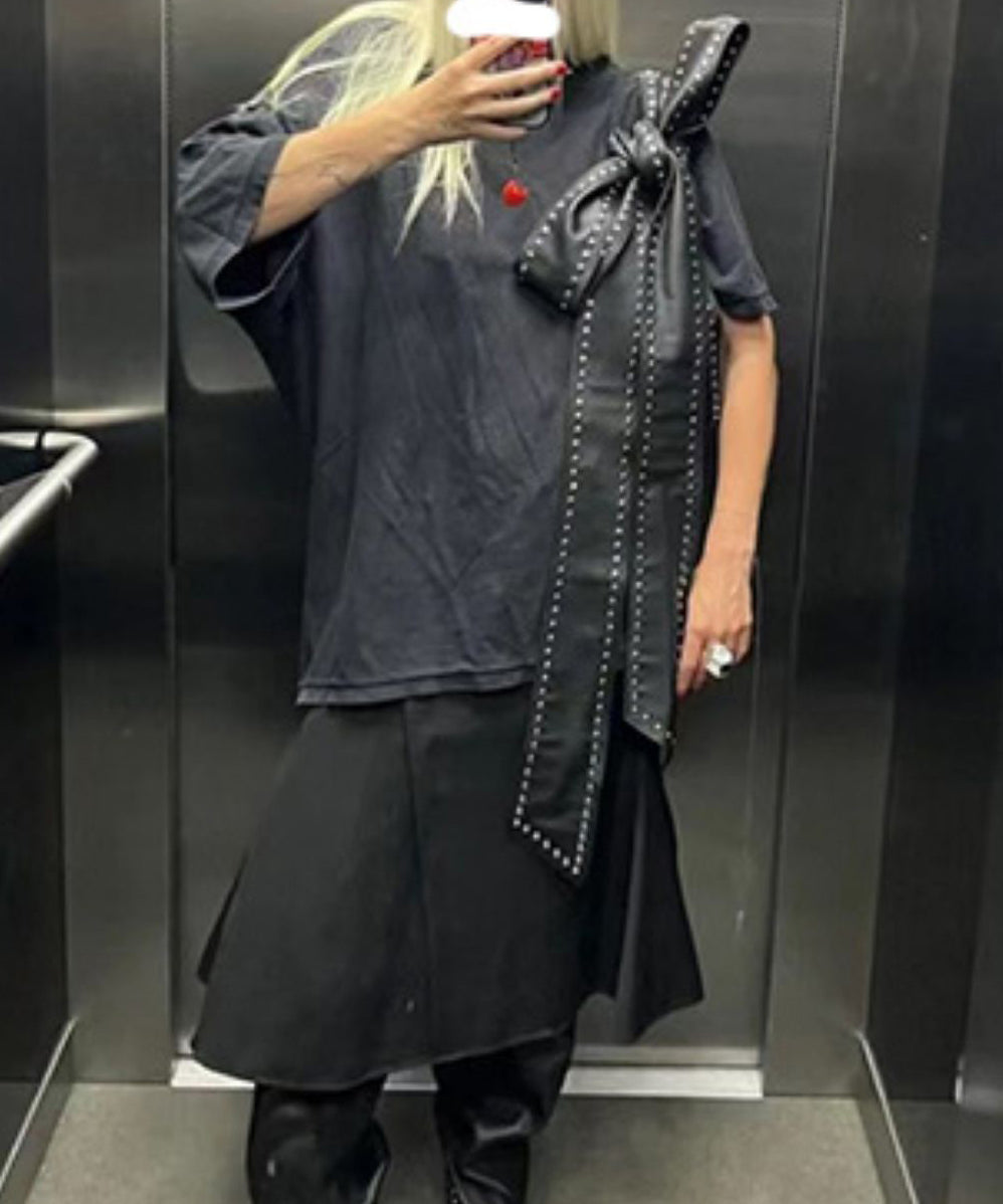 Bolso hobo de piel sintética con lazo y remaches negros de moda