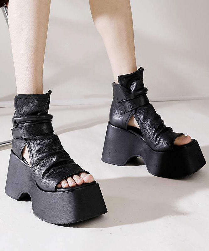 Modische schwarze Sandalen mit Plateau