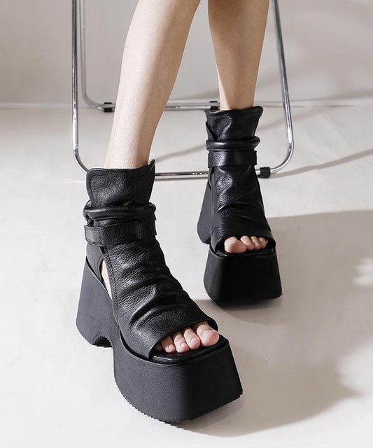 Modische schwarze Sandalen mit Plateau