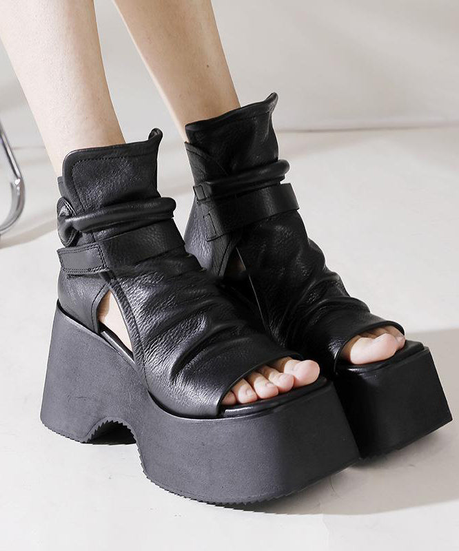Modische schwarze Sandalen mit Plateau