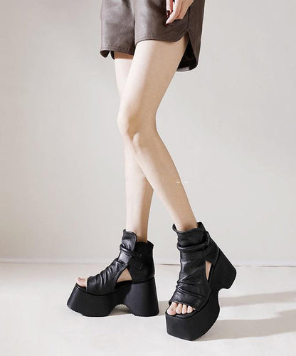 Modische schwarze Sandalen mit Plateau
