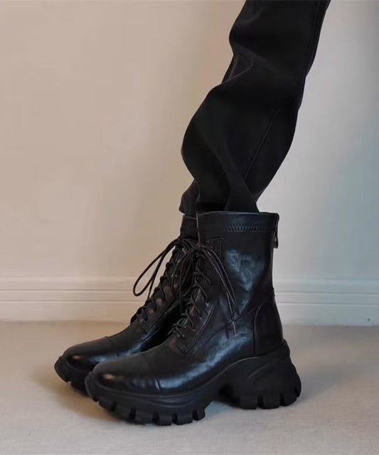 Modische schwarze Schnürstiefel aus Lammfell mit Ziernähten