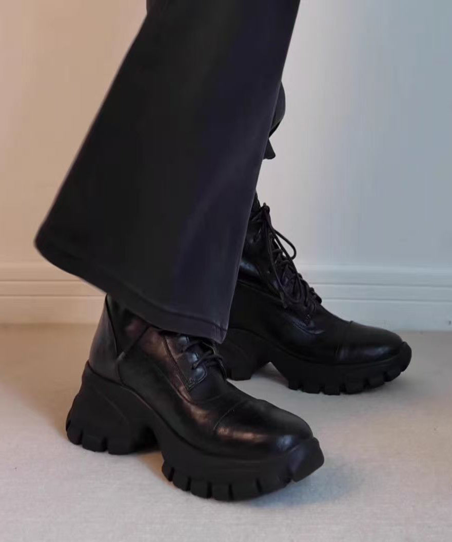 Botas de piel de oveja negra con cordones y empalmes de moda