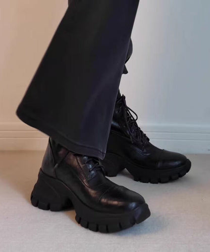 Botas de piel de oveja negra con cordones y empalmes de moda