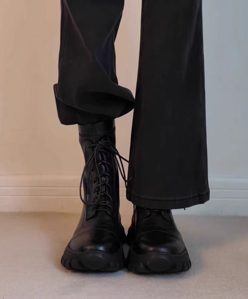 Botas de piel de oveja negra con cordones y empalmes de moda