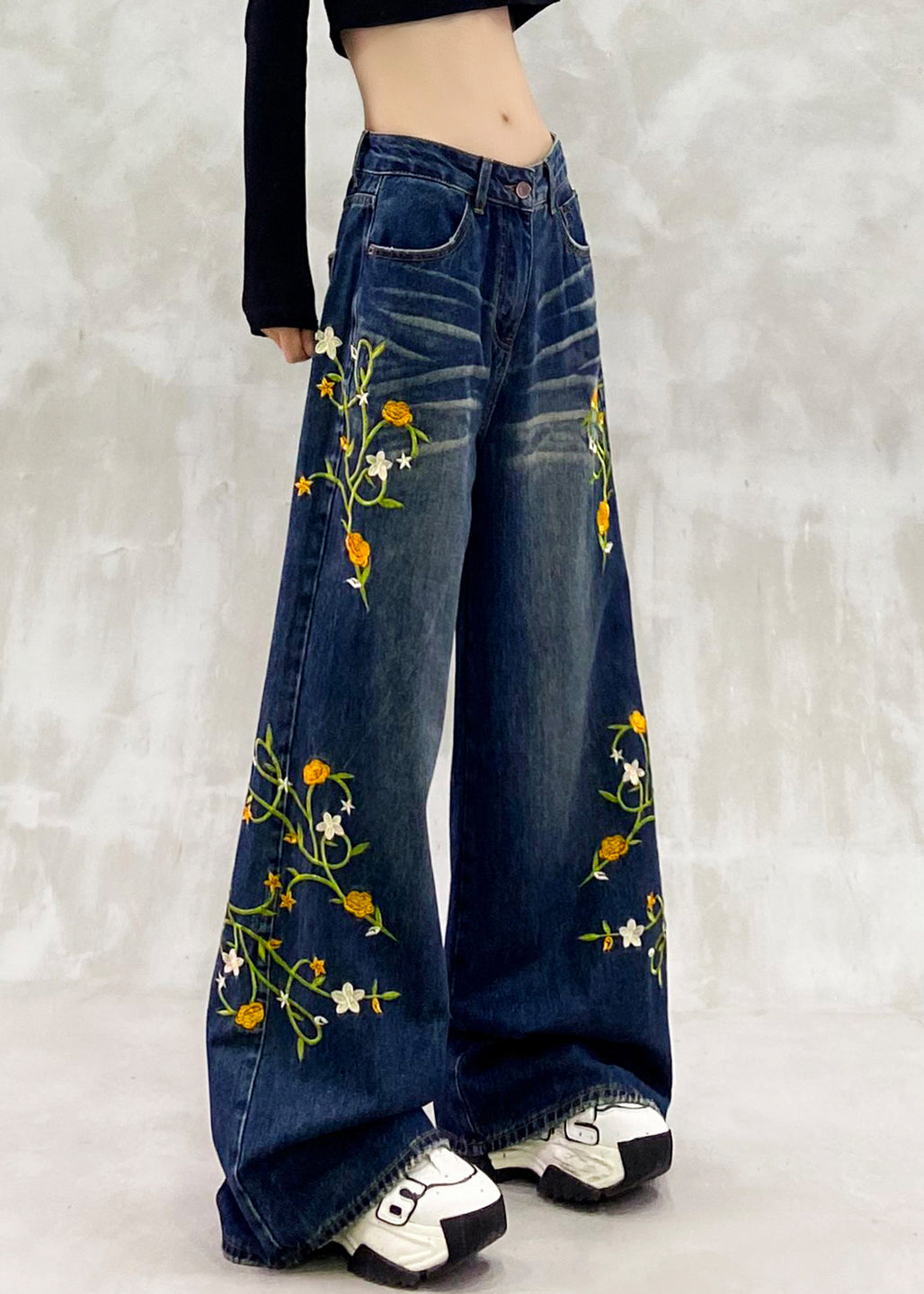 Pantalones vaqueros de patchwork con bolsillos bordados en azul de moda para primavera