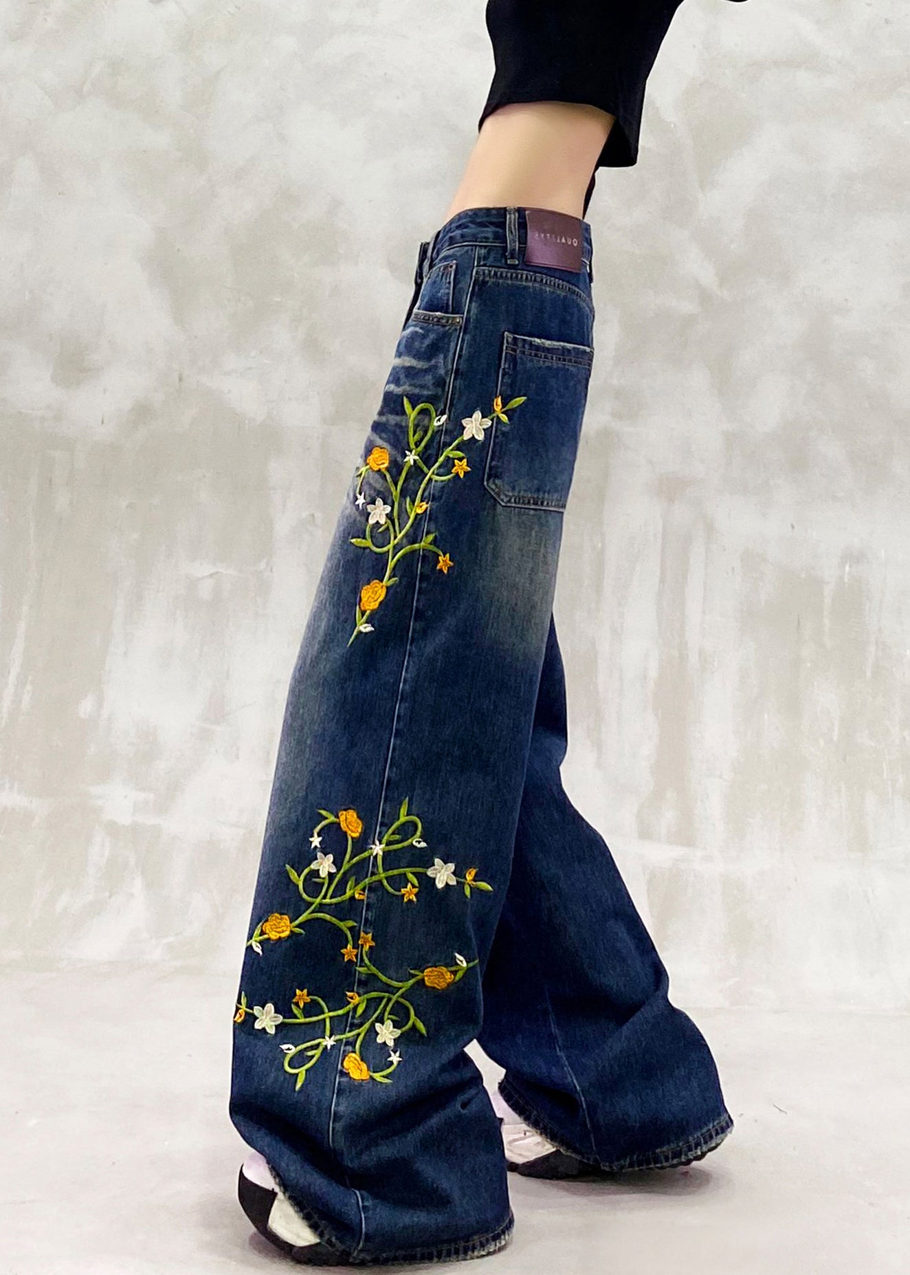 Pantalones vaqueros de patchwork con bolsillos bordados en azul de moda para primavera
