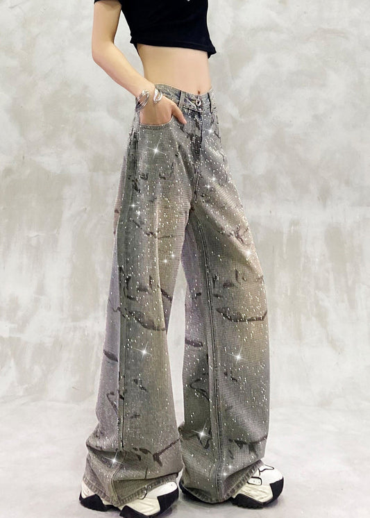 Modische blaue Jeans mit Taschen und Zirkonia-Verzierungen, hoher Bund, Frühling