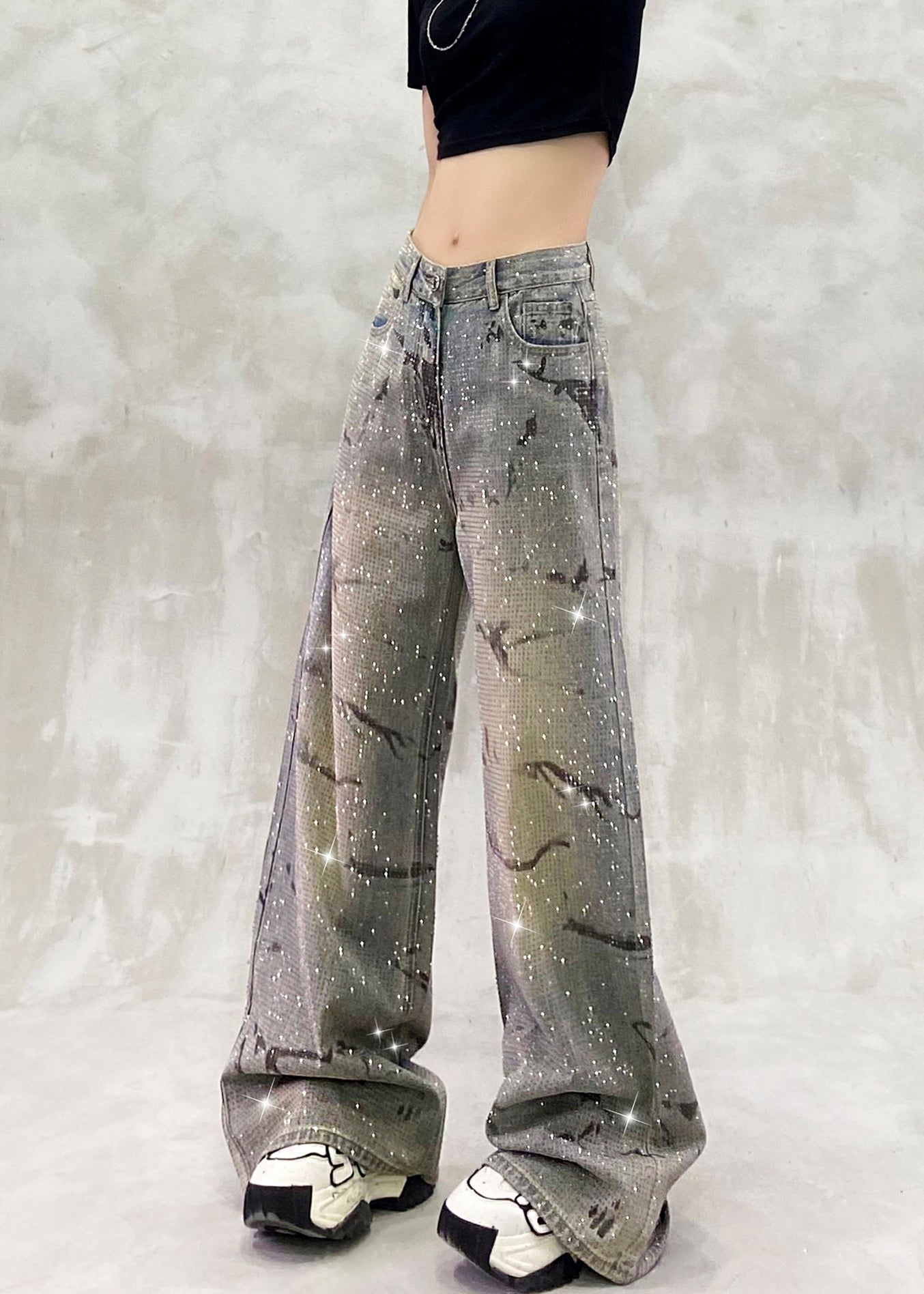 Pantalones vaqueros de cintura alta con bolsillos azules y circonitas de moda para primavera.