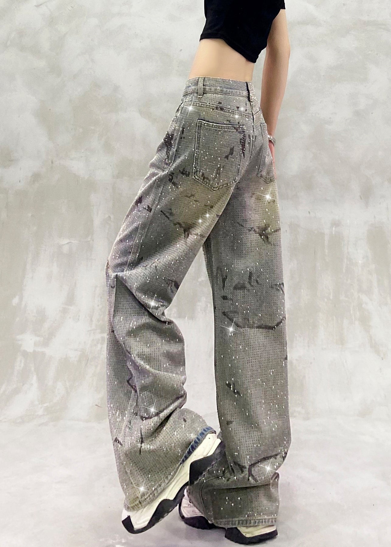 Pantalones vaqueros de cintura alta con bolsillos azules y circonitas de moda para primavera.