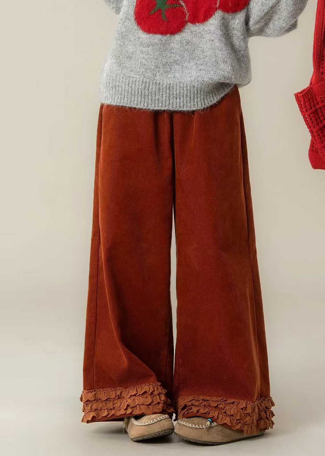 Pantalones rectos de pana oversize con volantes en rojo ladrillo de moda para primavera