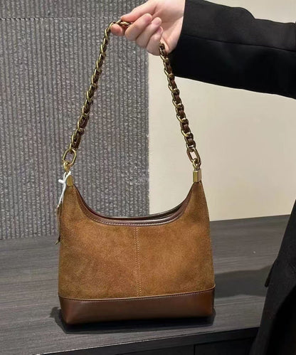 Bolso de cubo de ante con parches de color marrón y cadena de eslabones