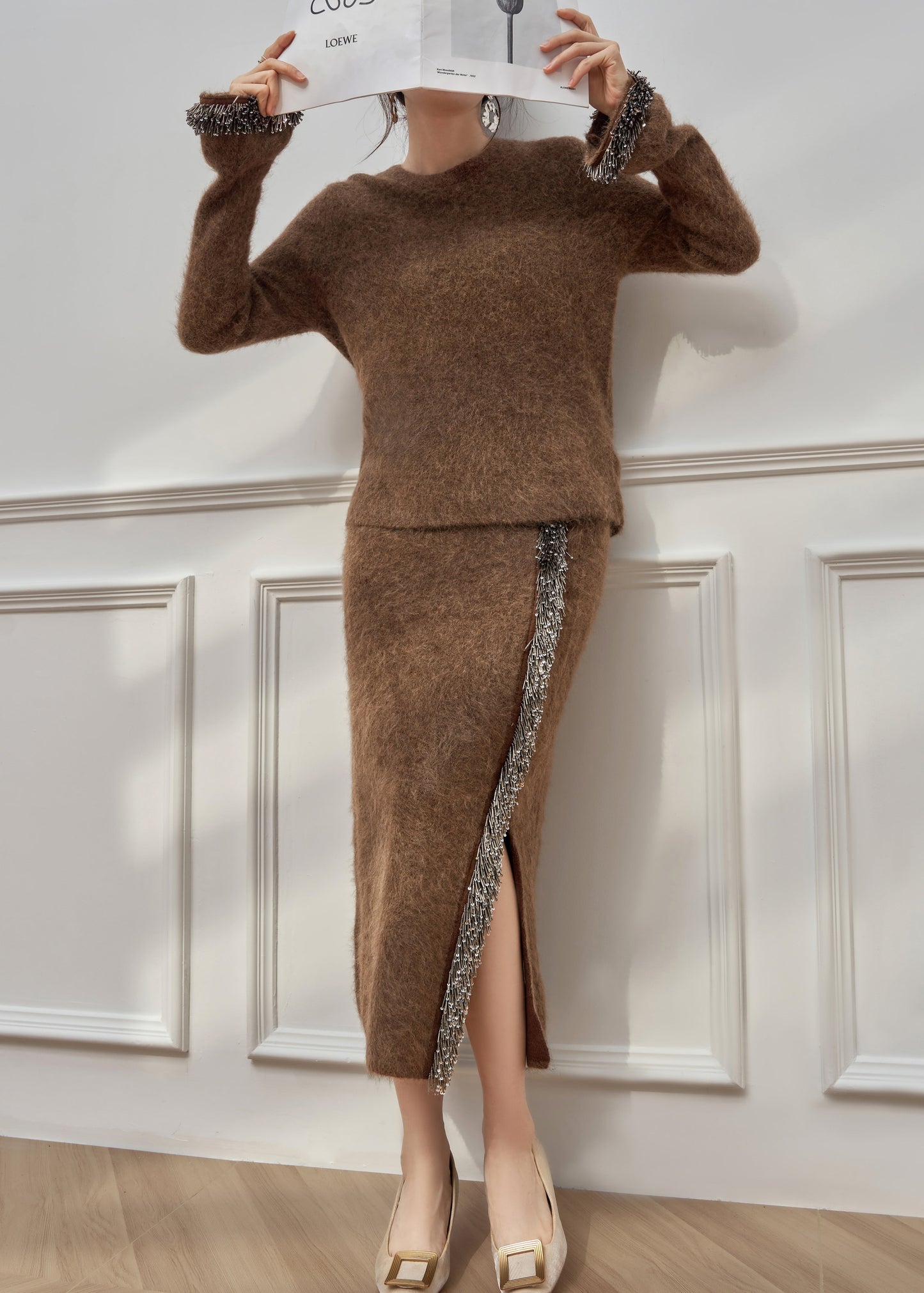 Modisches braunes, seitlich offenes Strick-Zweiteiler-Set mit Quasten für den Winter